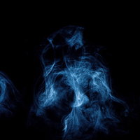 黒い背景に立ち上る青い煙と冷気の写真の写真