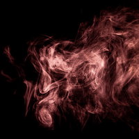黒い背景に立ち上がる赤い不穏な煙幕と毒ガスの写真