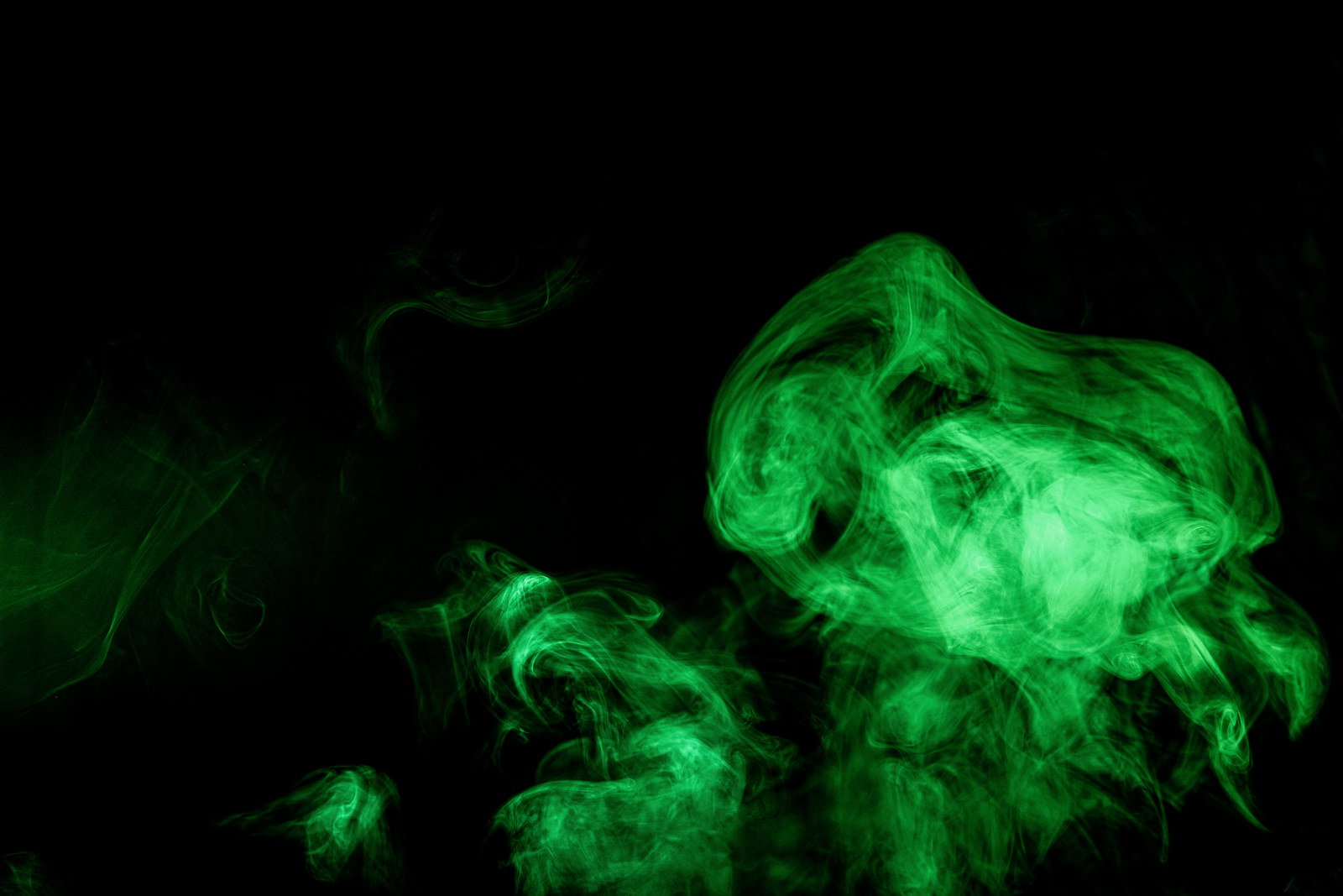 黒い背景に緑色の毒ガスのような煙が立ち上っている様子
