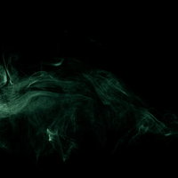 暗闇で緑色に光る薄く消えそうな煙の毒ガスの写真