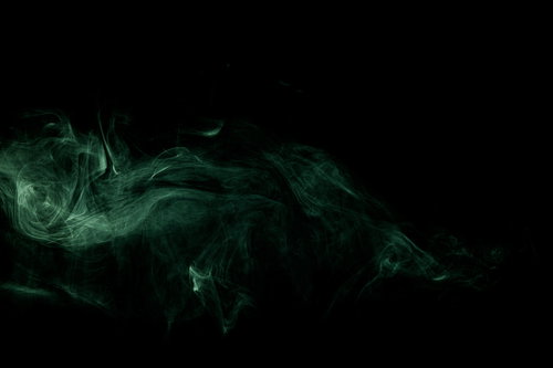 暗闇で緑色に光る薄く消えそうな煙の毒ガス