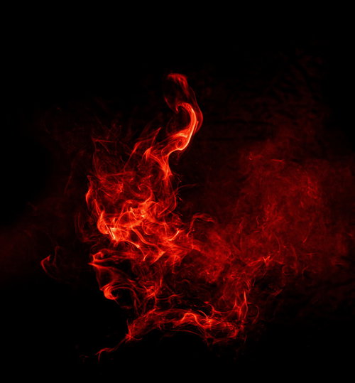黒い背景にバーストする赤とオレンジの炎と煙