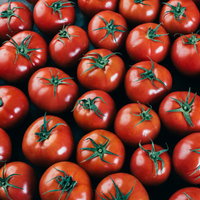 緑の茎がついた新鮮なミニトマトがいっぱい詰まった野菜の写真