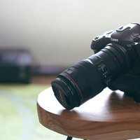 小さい木製テーブル上のCanon EOS R5ミラーレス一眼レフカメラの写真