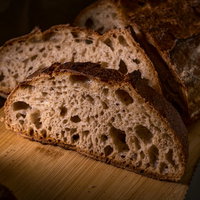 スライスした食パンの切り口、ふんわりとした気泡が見える断面の写真