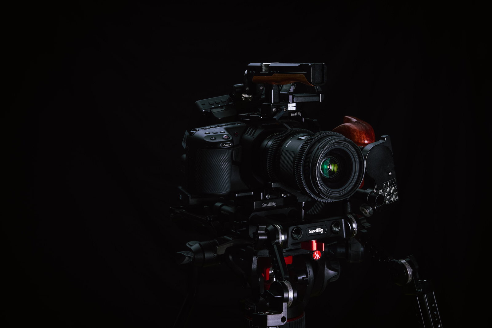 黒い背景に三脚に固定されたリグ付きの一眼レフカメラ