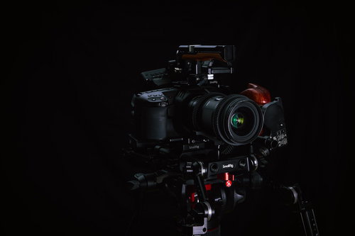 赤いアクセントが入ったSmallRig付きの一眼レフカメラ