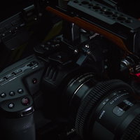 黒いボディのハンドルキット付デジカメ、スモールリグ対応の写真
