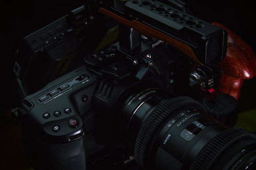 黒いボディのハンドルキット付デジカメ、スモールリグ対応