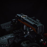 SmallRigハンドルキットが装着されたカメラの写真