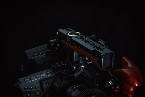 SmallRigハンドルキットが装着されたカメラ