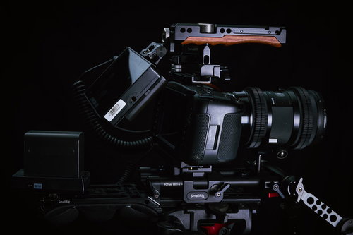 SmallRig補助機材装着済みのデジカメ