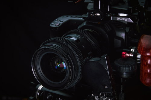 SmallRig装着のリグ付きカメラと大口径レンズ