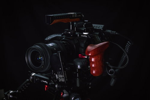 赤いアクセントが映える、リグ装着済みのカメラ