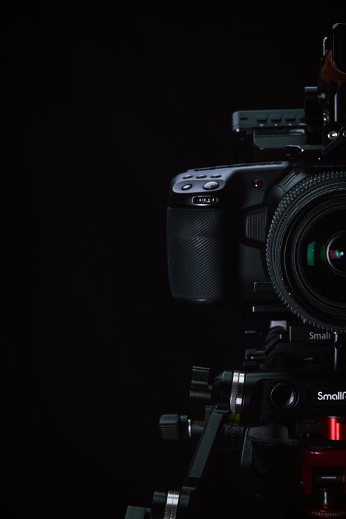 暗がりに佇むSmallRig装着のデジカメとカメラリグ