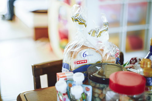 テーブルに置かれた透明な袋入りの朝食用食パン