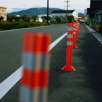 歩道に立つ赤と白のストライプポールの写真