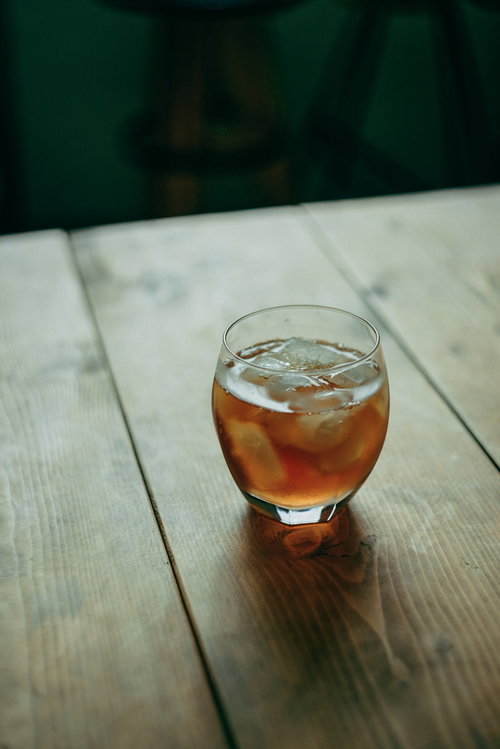 縁側に置かれた冷たい麦茶をグラスで飲む夏の情景