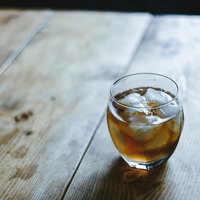 氷入りの冷たい麦茶がグラスに注がれた様子の写真