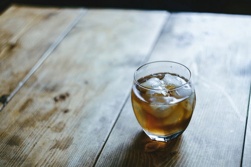 氷入りの冷たい麦茶がグラスに注がれた様子