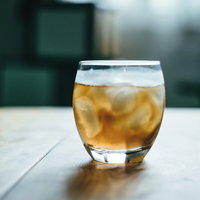 冷たく冷えた氷入りのグラスの麦茶の写真