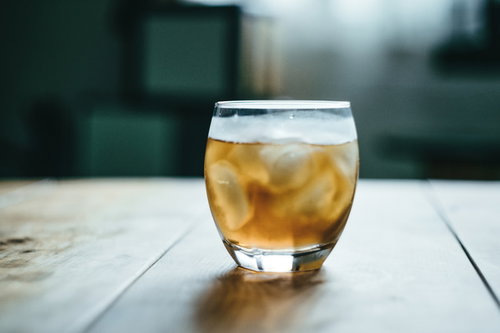 冷たく冷えた氷入りのグラスの麦茶