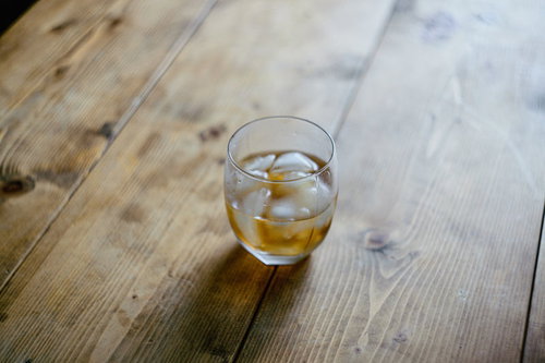 木の床に置かれた冷たい麦茶とグラス