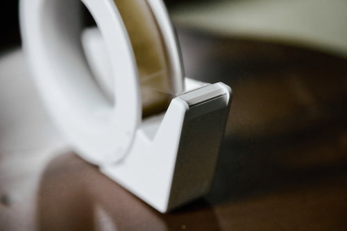 白いセロテープカッターの金属製の刃の部分