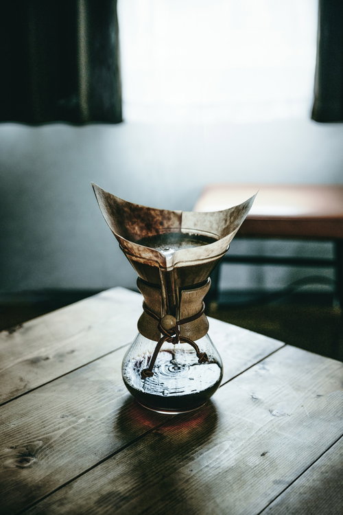 木製テーブル上でドリップ中の珈琲、カフェの時間