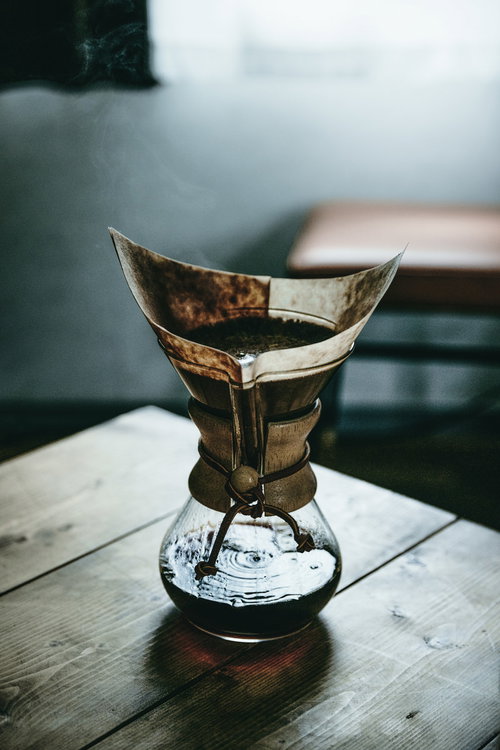 木製テーブルの上でハウスメーカーのコーヒーメーカーでドリップ中