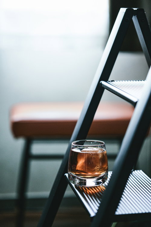 棚に置かれた大きな氷が浮かぶ麦茶のグラス