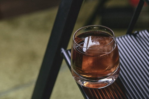 大きなアイスキューブ入りの冷えた麦茶をグラスに注いだ様子