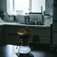 キッチンでドリップ中のコーヒーメーカーの抽出風景の写真