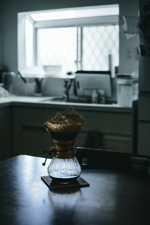 キッチンでドリップ中のコーヒーメーカーの抽出風景