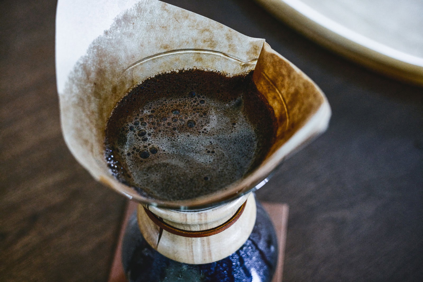 ドリッパーでコーヒーを蒸らしている様子