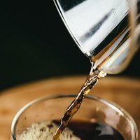 コーヒーメーカーのガラス製サーバーに注ぐコーヒーの写真