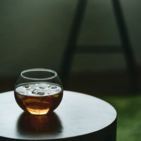 氷の解けだしたアイスコーヒーをグラスに入れた飲み物の写真