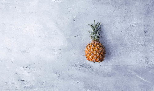 コンクリート背景に置かれたパイナップルの果物