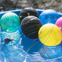 水に浮かぶカラフルなヨーヨー風船のの写真