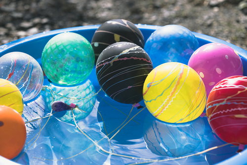 水に浮かぶカラフルなヨーヨー風船の