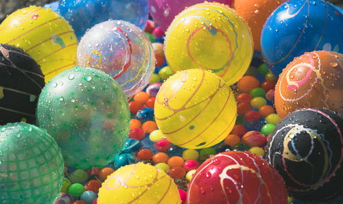 水に浮かぶカラフルな水風船とスーパーボール