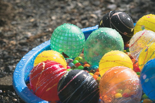 お祭りの水風船に付いた水滴とヨーヨー・スーパーボール