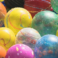 屋台の水風船とヨーヨーの販売風景、カラフルな色合いの写真