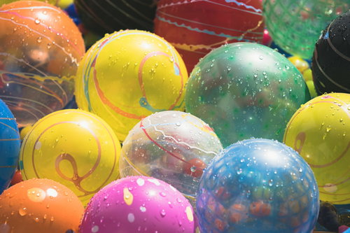 屋台の水風船とヨーヨーの販売風景、カラフルな色合い