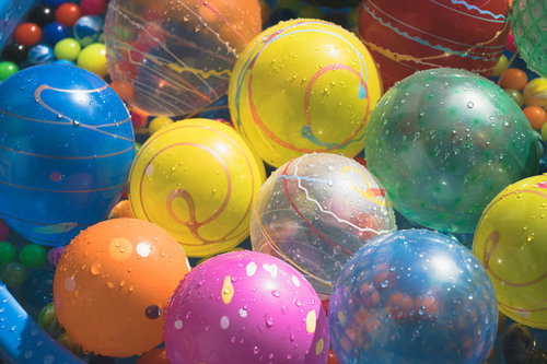 水に浸かった出店用のヨーヨーとスーパーボール