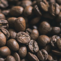 焙煎されたコーヒー豆のテクスチャー、珈琲豆の質感の写真