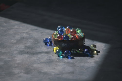 光が当たって輝くビー玉とガラス玉の写真