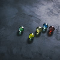 無造作に転がる5種のビー玉とガラス玉の素材集の写真