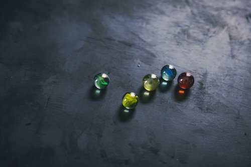 無造作に転がる5種のビー玉とガラス玉の素材集