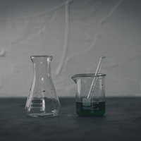 目盛り付きの二種類のガラスビーカーの写真の写真